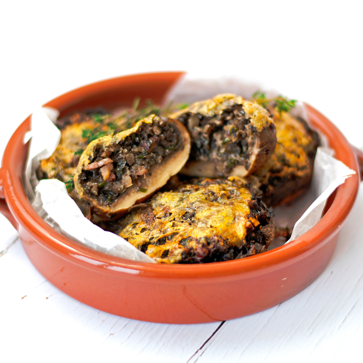 GEFLLTE CHAMPIGNONS MIT HASELNSSEN UND GORGONZOLA